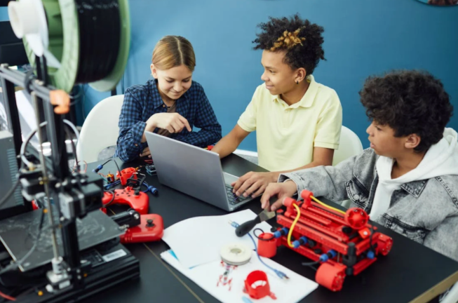 Kids learning 3D printing